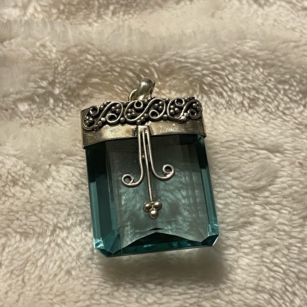 Blue pendant silver. (Free with purchase of $75 or more)